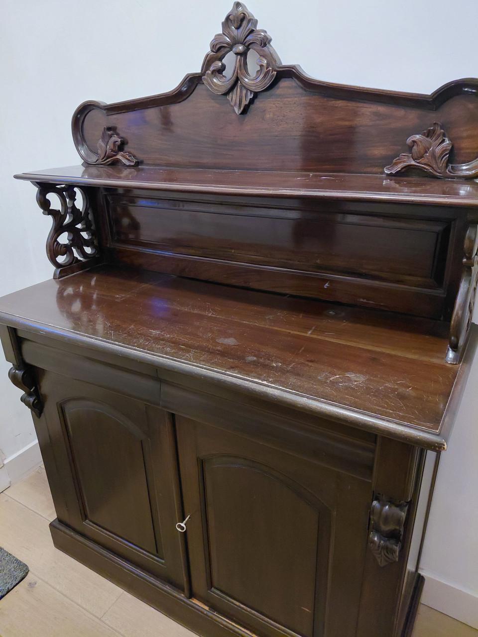 Antiek kastje voor in de gang voor een prikkie