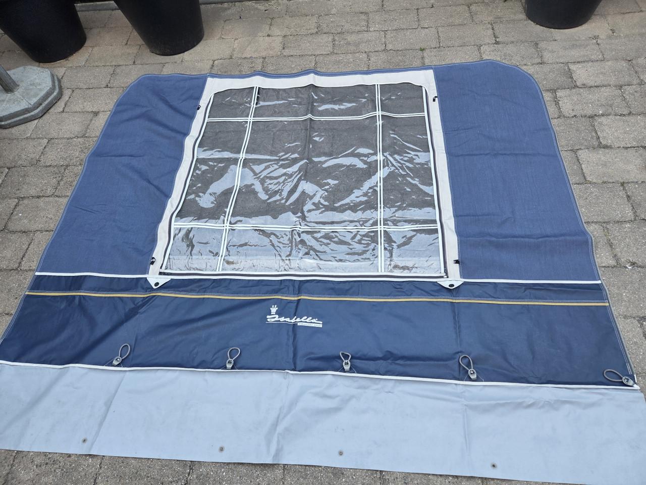 Isabella ambassador crown voortent