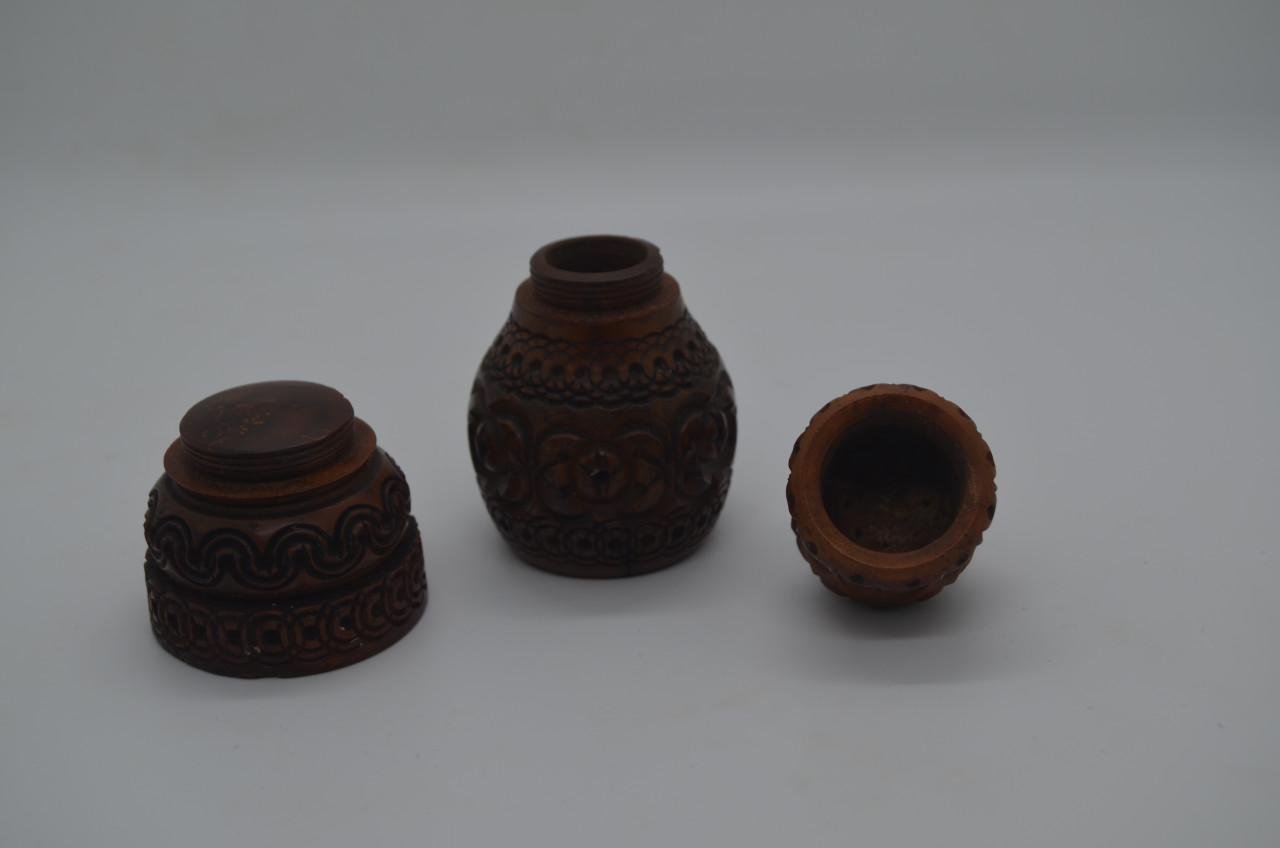Handgesneden coquilla noten strooiers en pomanders (2)