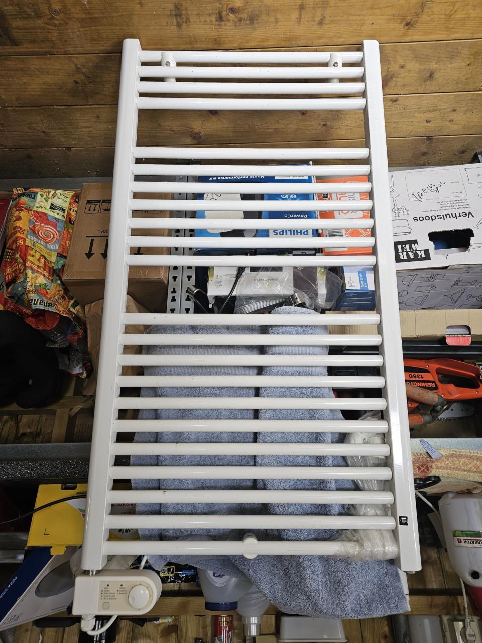 Plieger Elektrische Handdoekradiator met thermostaat  112 bij 60 cm,220 V.