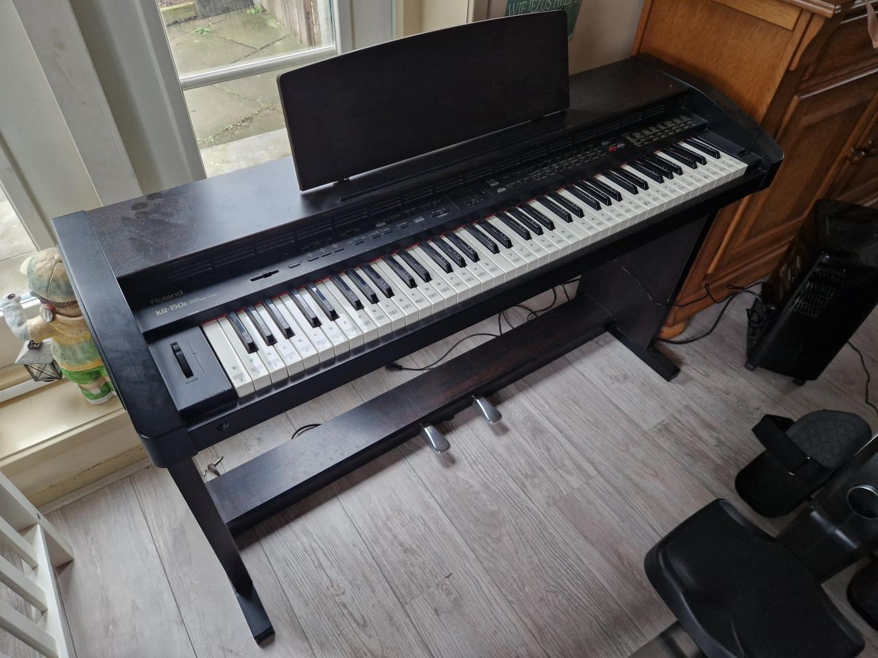 Roland kr-350e piano