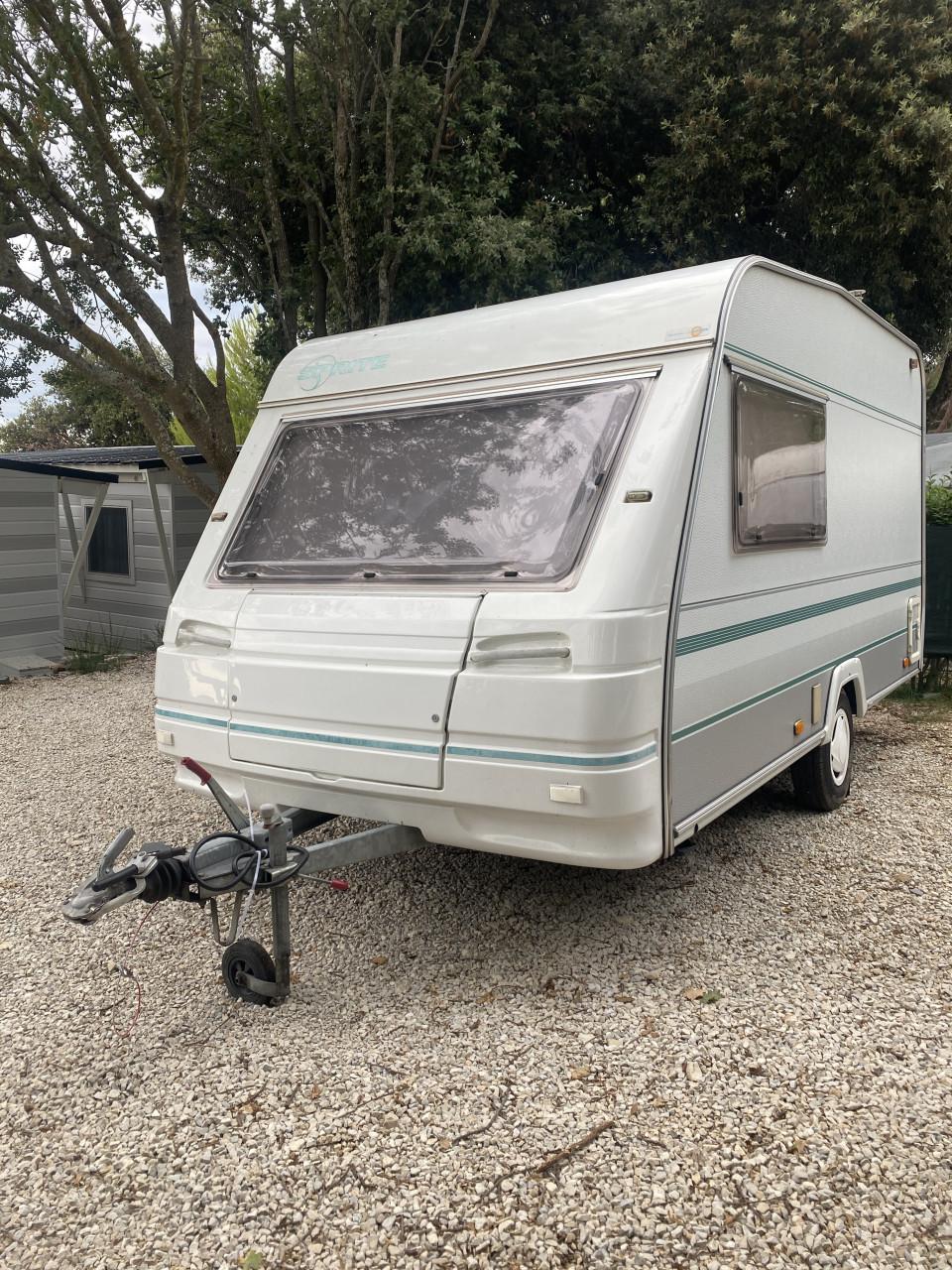 Frisse caravan SPRITE EK390 compleet met voortent en luifel