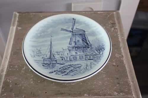 Bord met nederlands lanschap delfs blauw