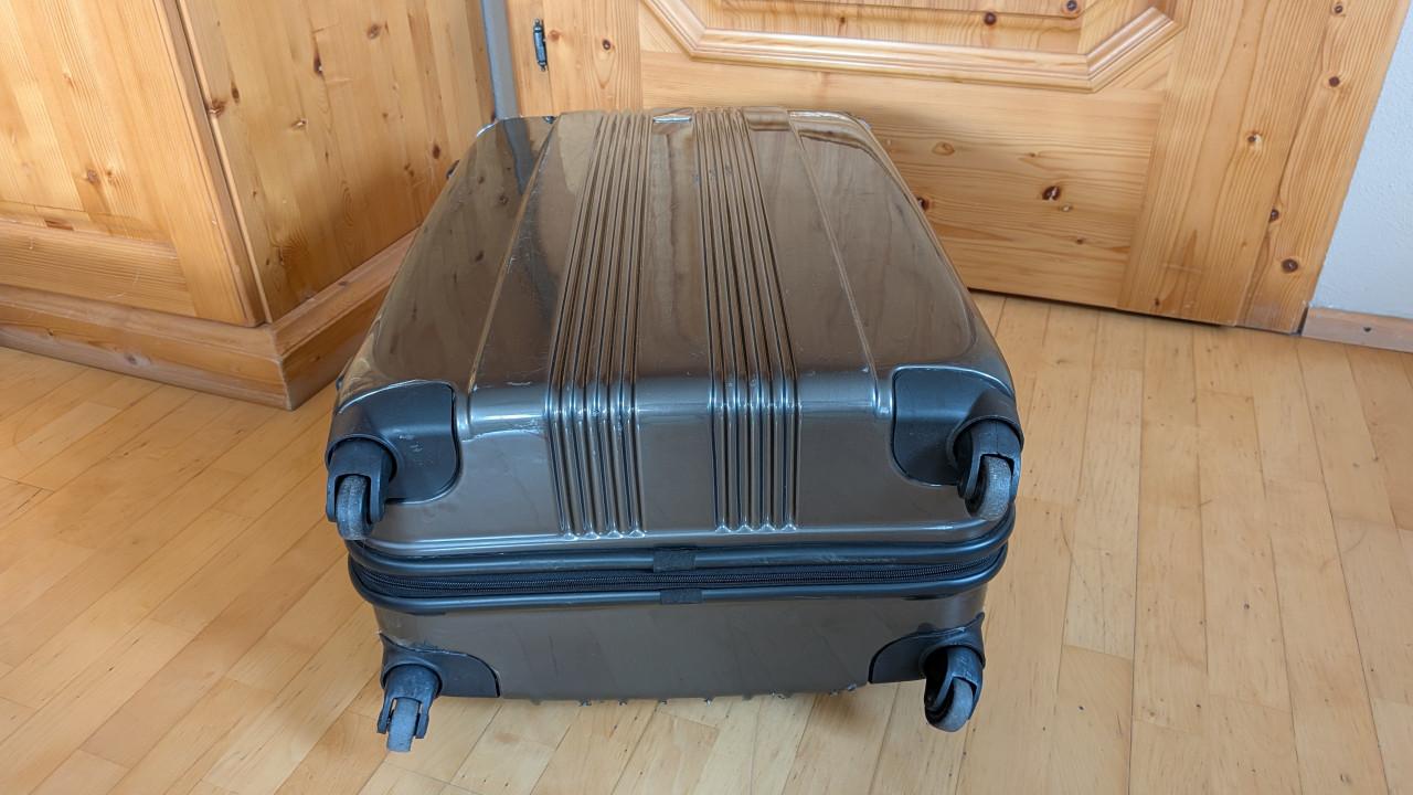 Hardcase reiskoffer-rolkoffer 74 x 48 x 26 cm. Inhoud 92 L.