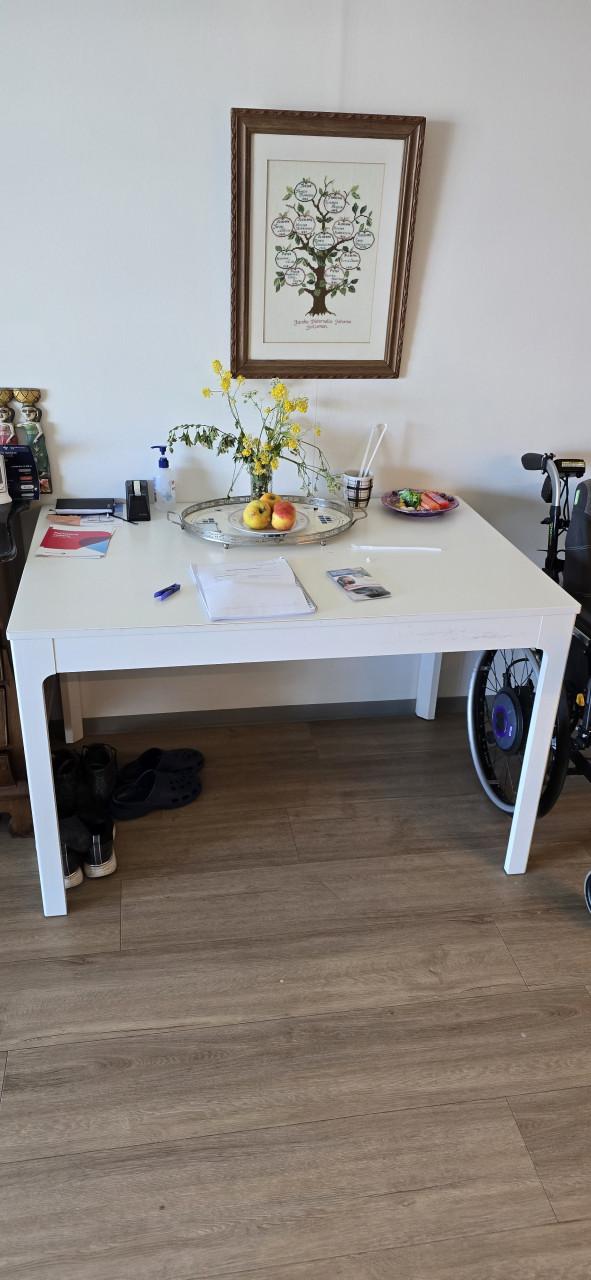 Gratis Witte tafel , bankstel  ladekastje