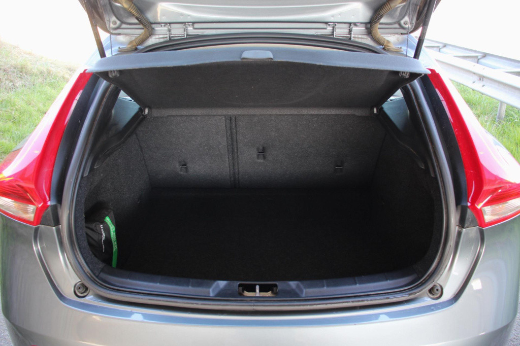 Volvo V40 2.0 t2 momentum - full led - navi - clima - half leder - 1e eig -