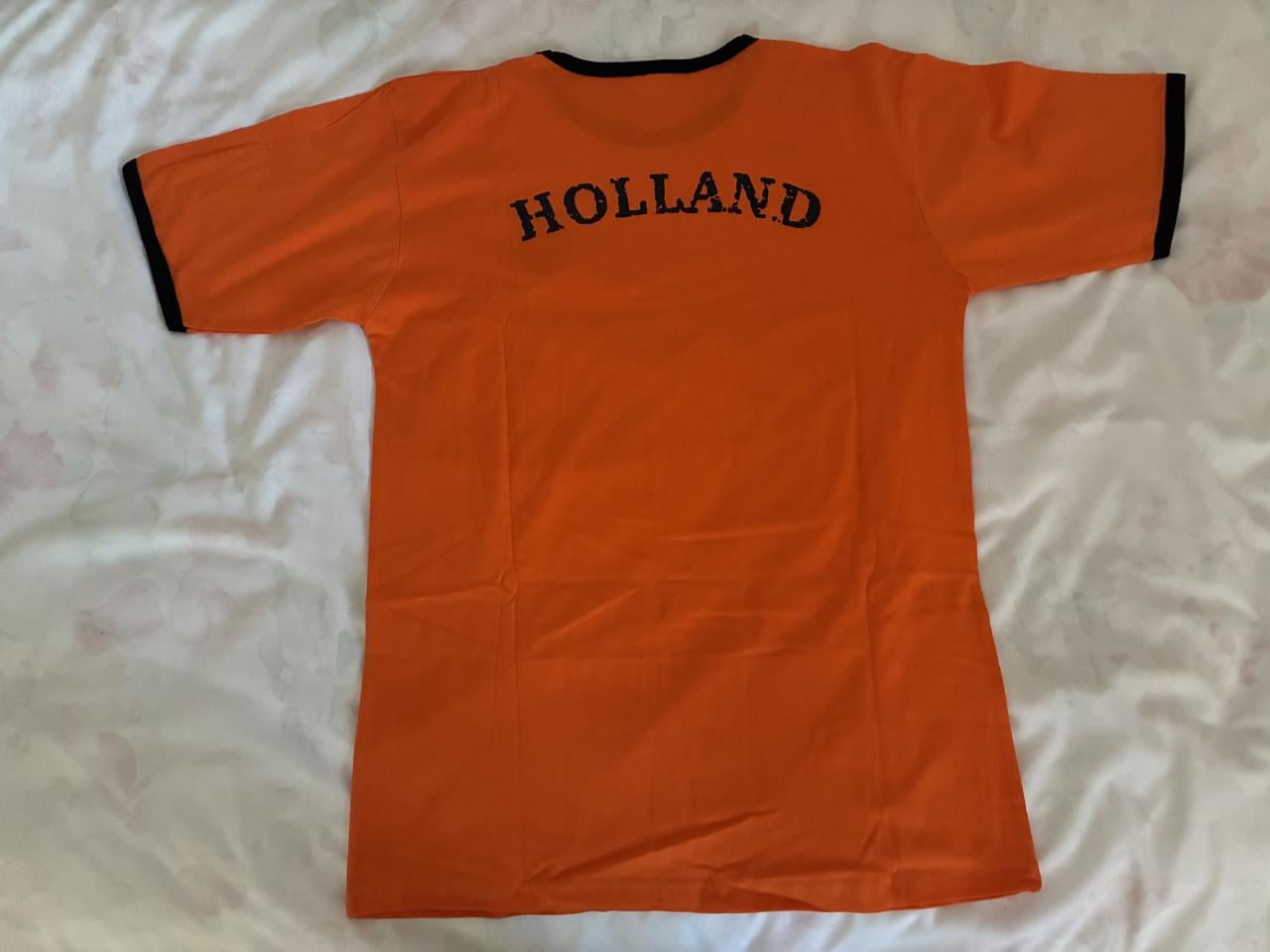 Oranje voetbalshirt, maat XL Voorkant: embleem van Nederland