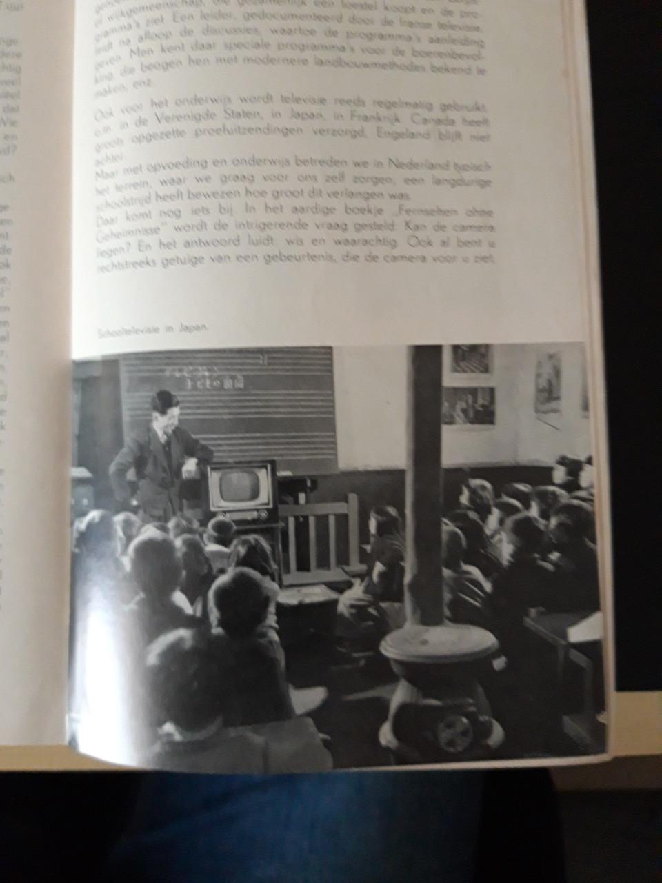 KRO boek over de televisie 1955