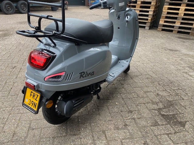 Schitterende btc gts agm vespa look nardo grey euro 5 injectie nu 1199 euro
