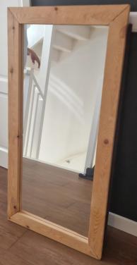 Spiegel met houten lijst