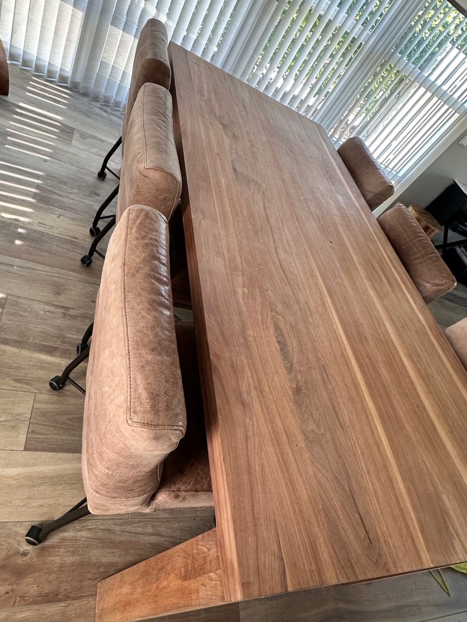 Massief Notenhouten eettafel van Bert Plantagie