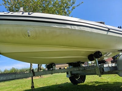 Bootje met motor en trailer