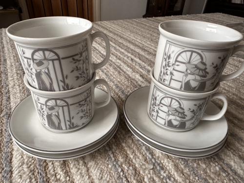 4 NIEUWE D.E. KOP EN SCHOTELS MET GRATIS 4 NIEUWE THEEGLAZEN