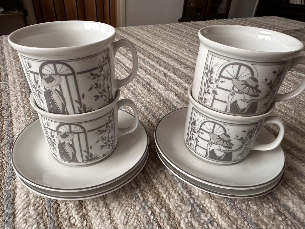 4 NIEUWE D.E. KOP EN SCHOTELS MET GRATIS 4 NIEUWE THEEGLAZEN