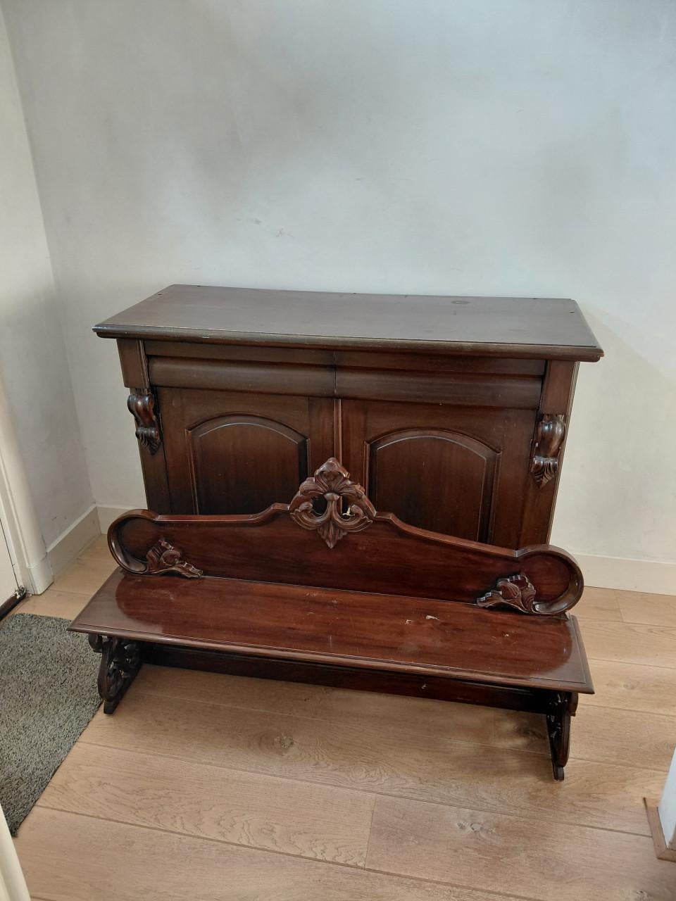 Antiek kastje voor in de gang voor een prikkie