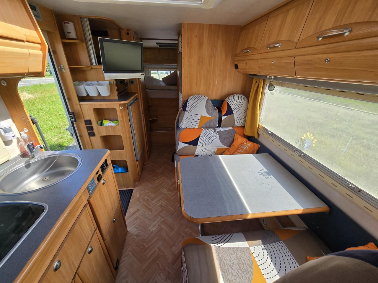 Zeer complete Adriatik 4 pers camper. Je kunt er gelijk mee op pad.