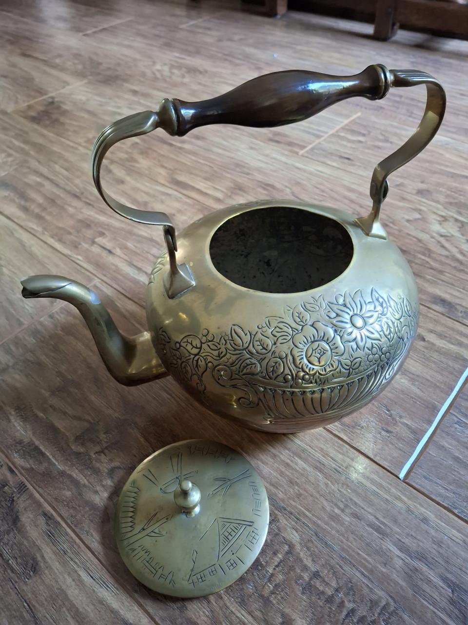 Antieke messing/koper theeketel met houten onderstel