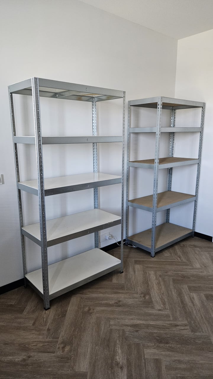 Metalen opbergrek met houten legplanken ( 2x )