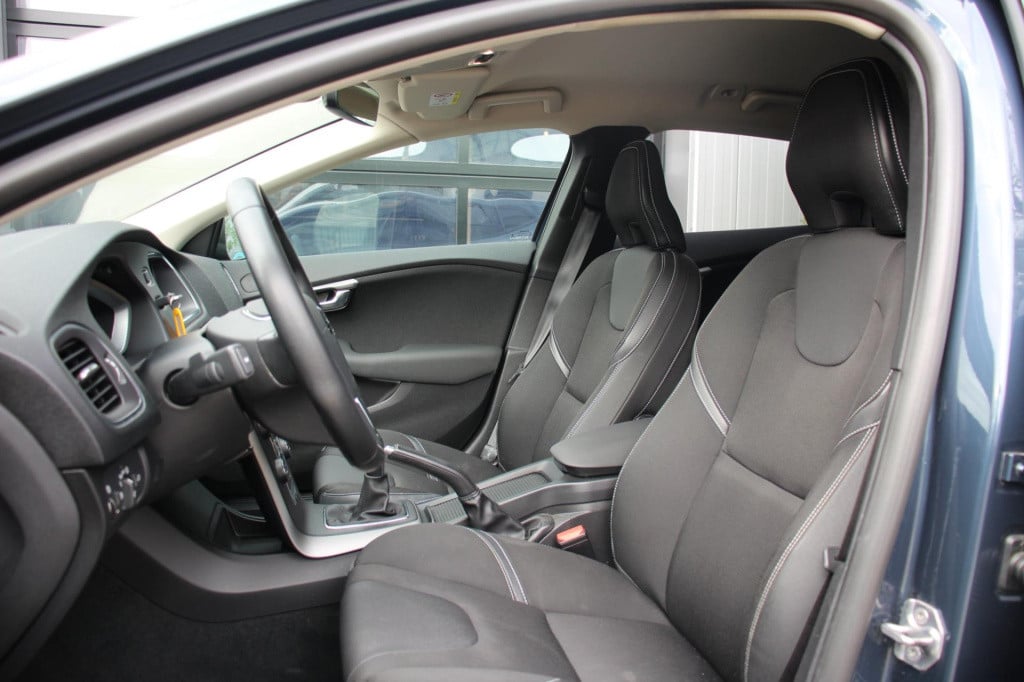 Volvo V40 2.0 t2 momentum - navi - cruise - grootlicht ass - led - pdc - st