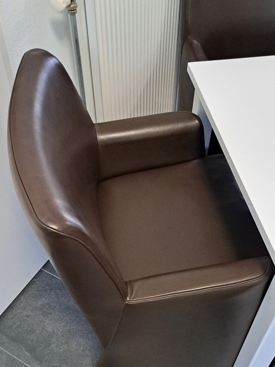 Mooie tafel & 4 bruine stoelen PU-leer