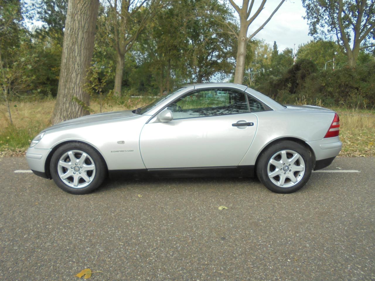 SLK 230 Compressor in nette conditie 139.908 Km Aflevering met vol jaar Apk