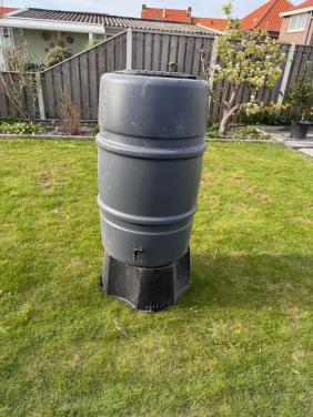 Harcostar regenton 227 liter met voet en kraantje