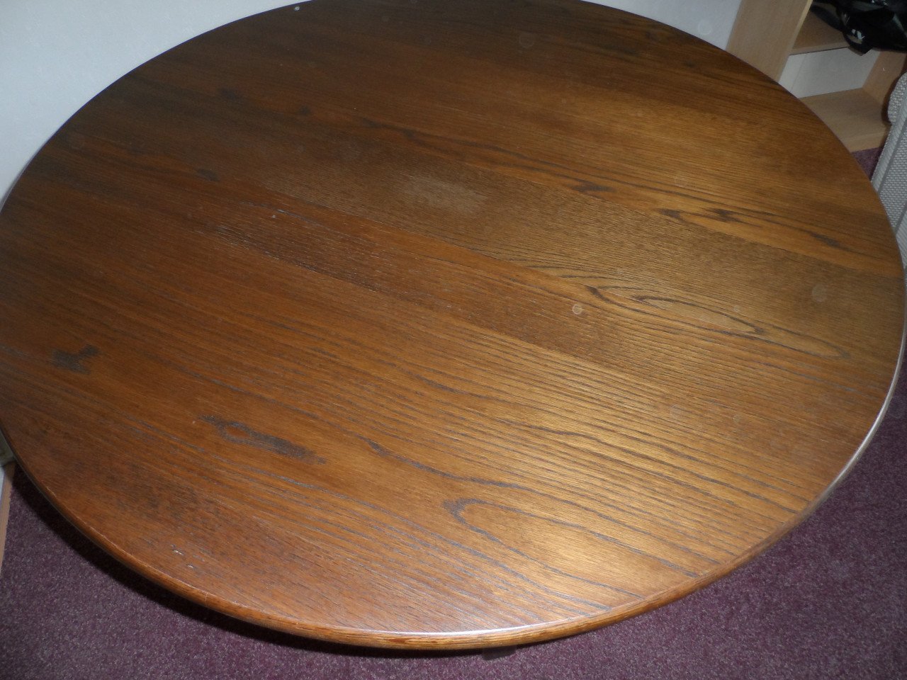2 persoons bankje, 4 stoelen met ronde tafel, 2 fauteuils