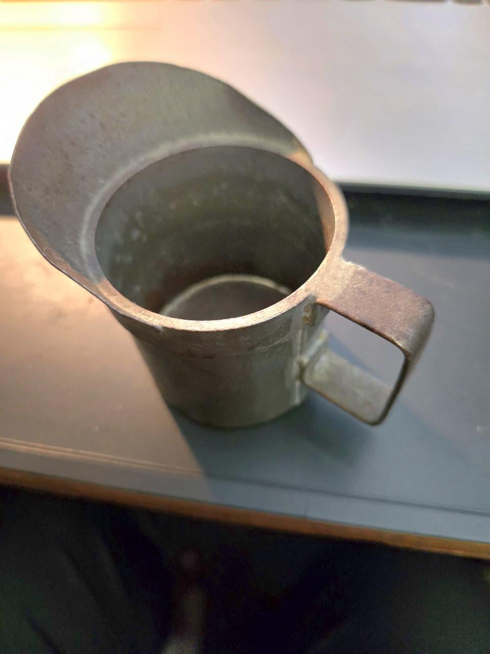 Oude metalen melkmaat van 1 deciliter, H. Houtgraaf (H.G.)  1930-1931