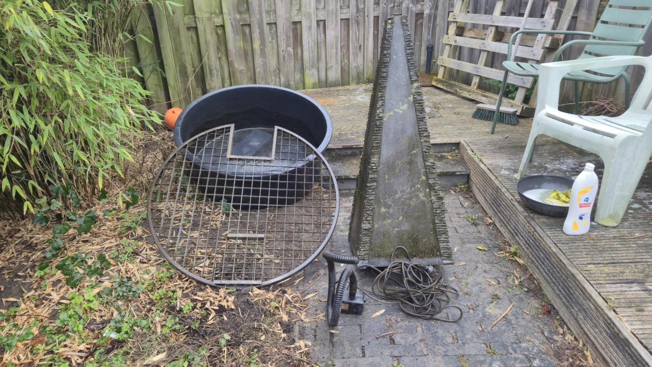 Fontein/pyramide van steen/beton