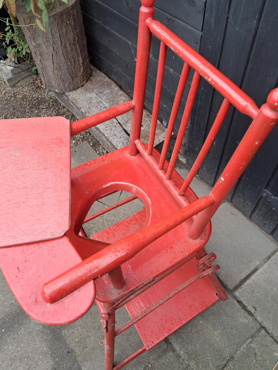 Oude vintage kinderstoel