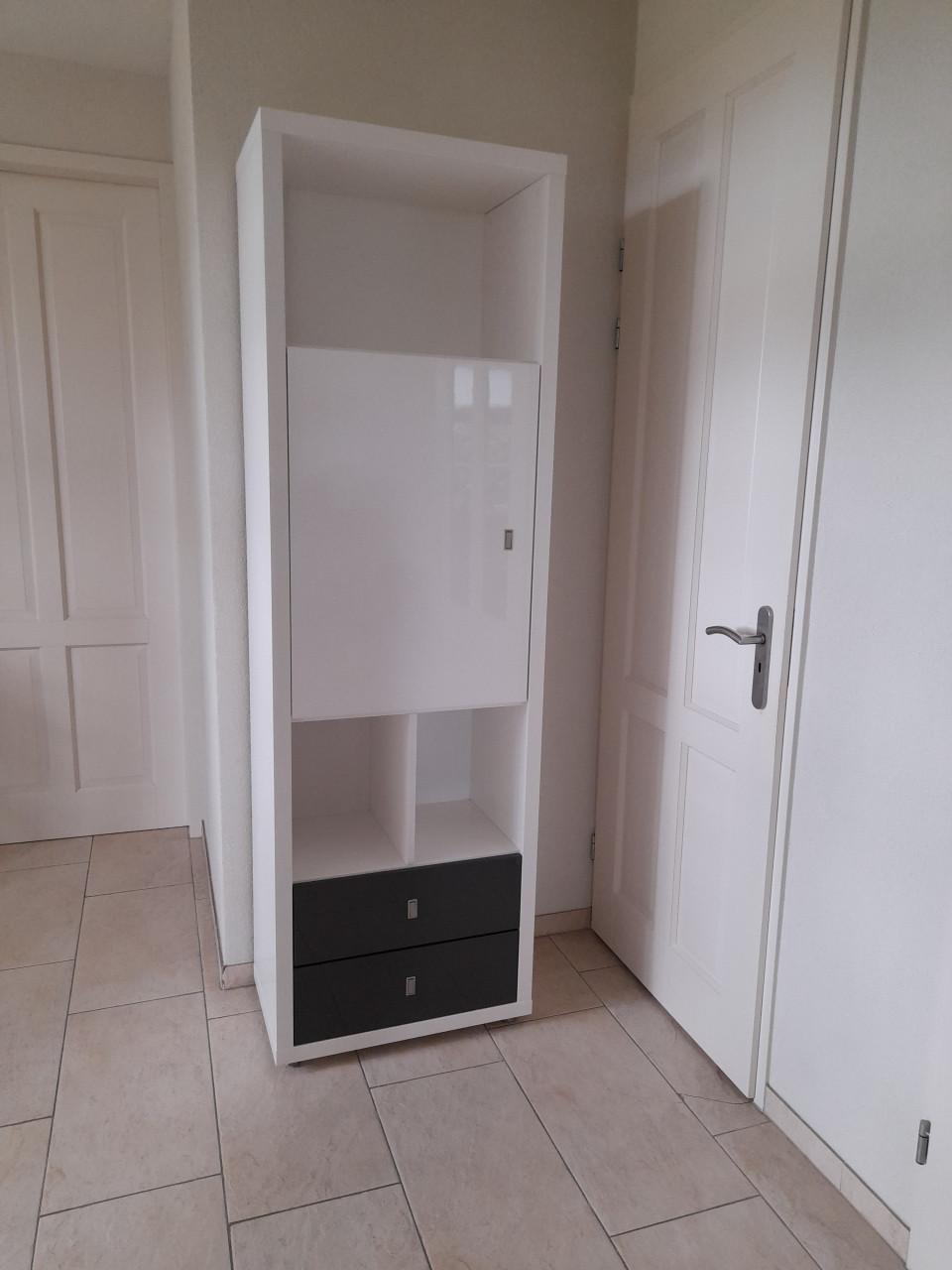 Prachtige XOOON kast 40 x 65 x 208 ( in goede nette staat)