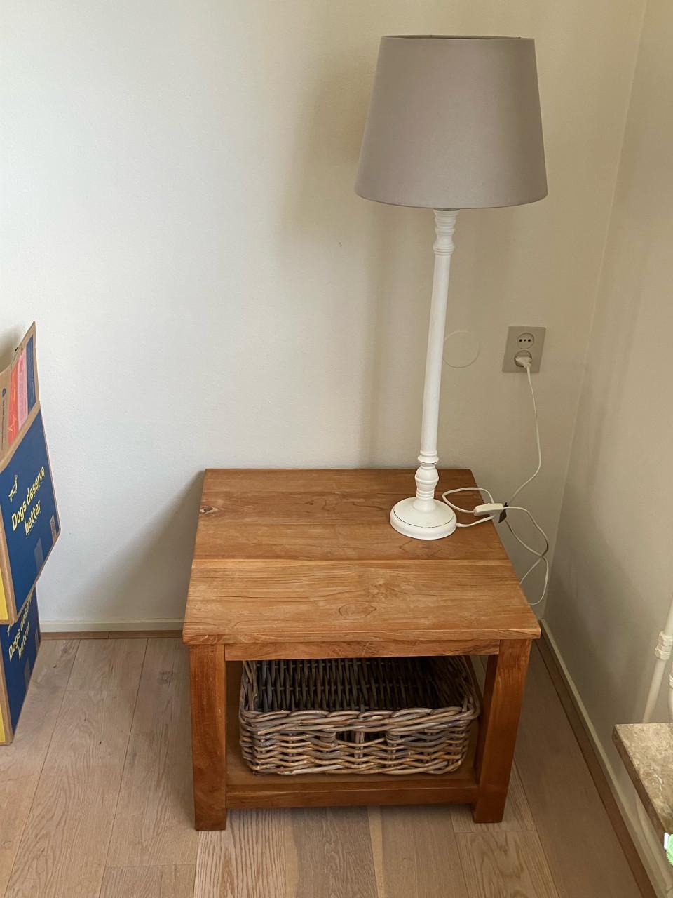 Wit houten staande schemerlamp tafellamp met grijze kap