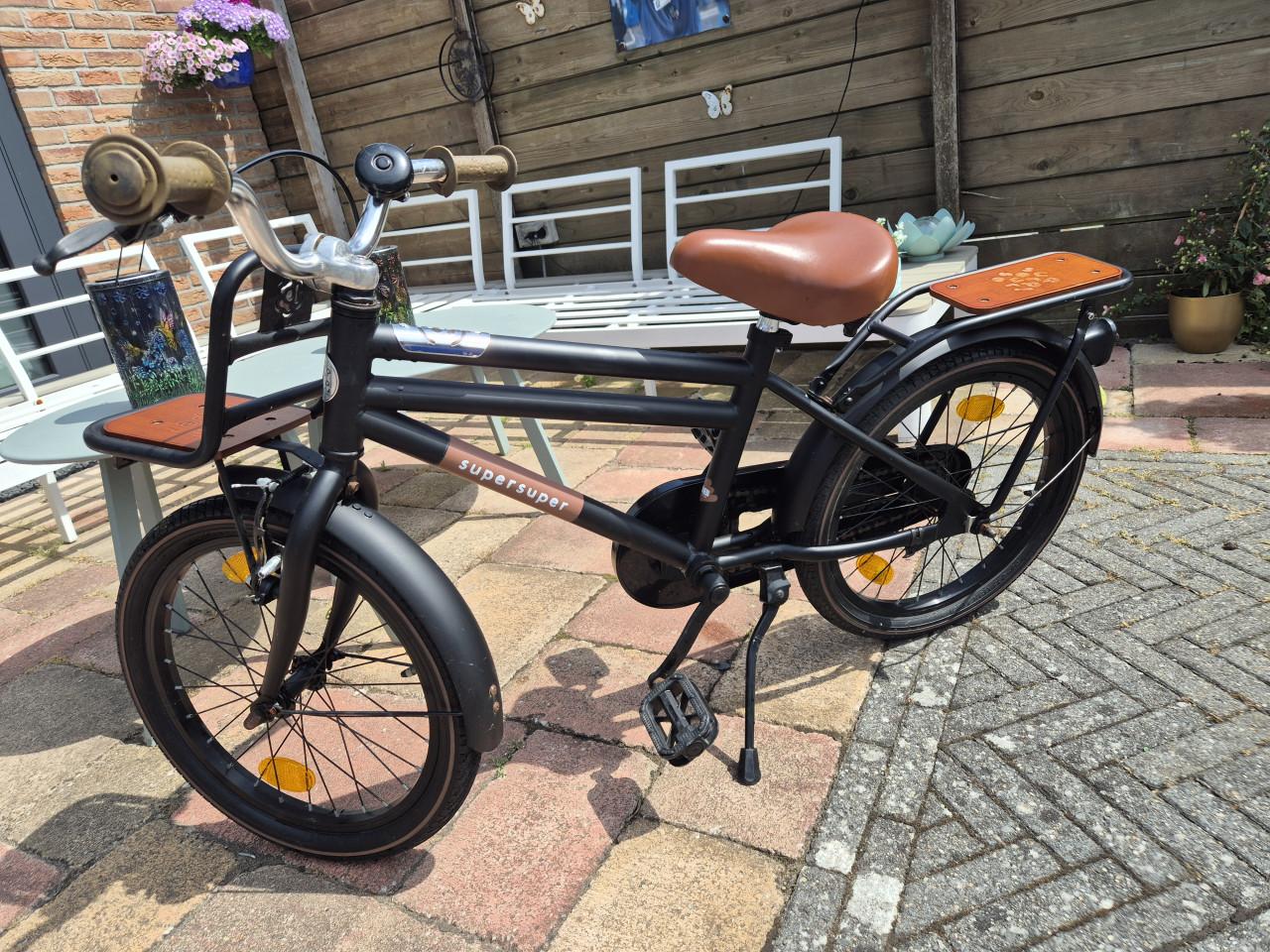 SuperSuper Cooper Bamboo 18inch matzwart Jongens Transportfiets