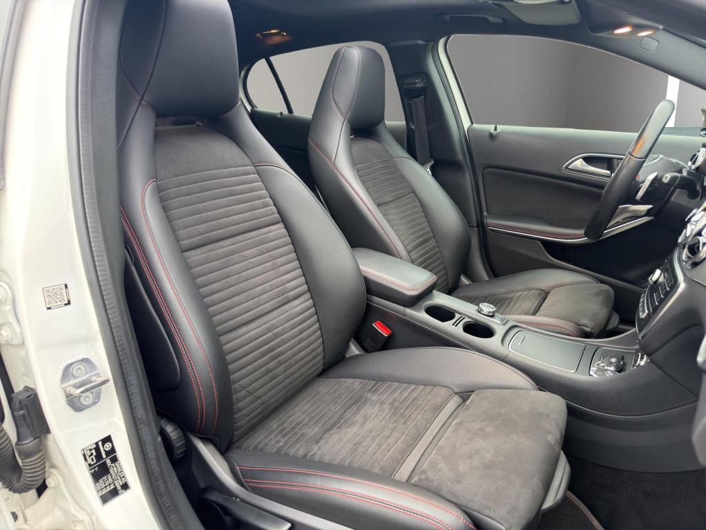 Mercedes-Benz Gla-klasse 180 business solution amg pano camera clima