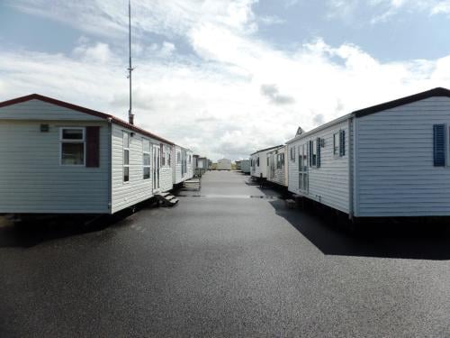 Stacaravans en chalets met middenkamer en dubbel glas tot 6 pers te koop
