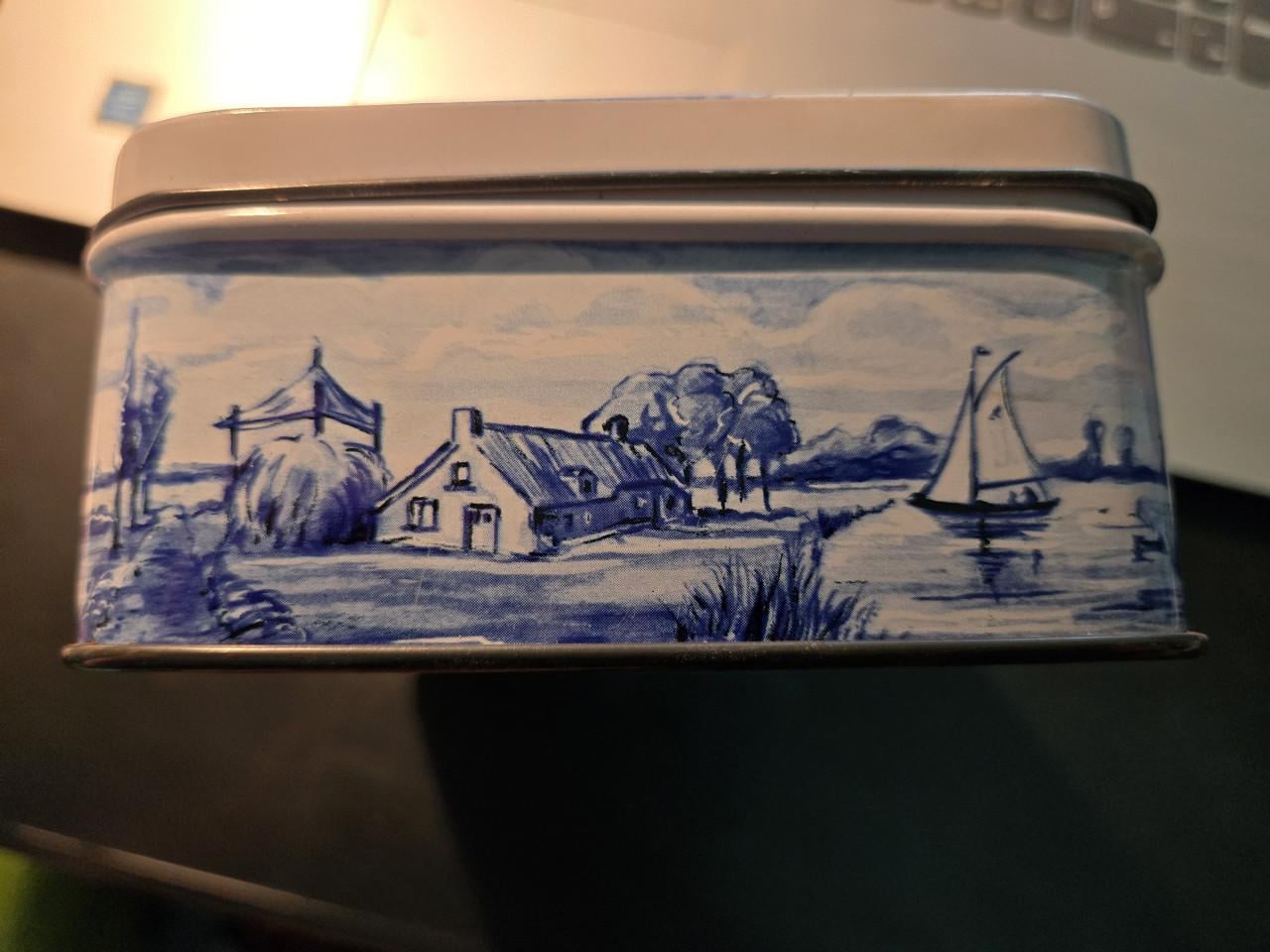 Vintage koektrommel Patria, blauw-witte Delftse molens Hollands tafereel.