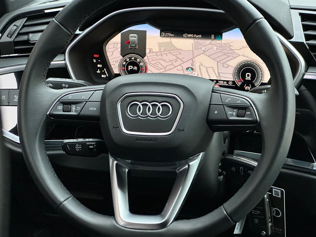 Audi Q3 35 tfsi s-line | panoramadak | zwart optiek | trekhaak | camera | e