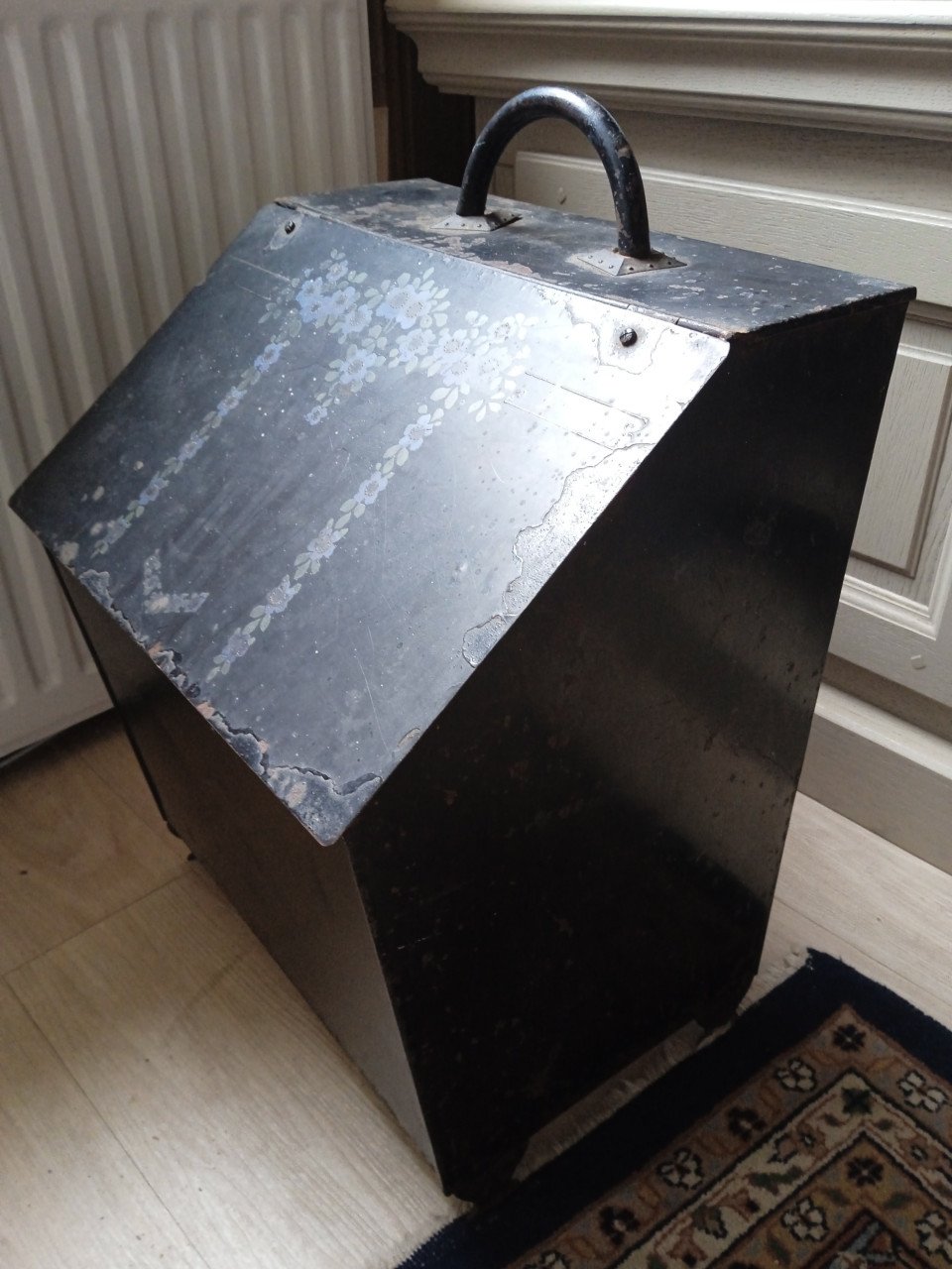 Metalen kolenbak op poten