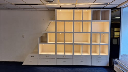 Grote vakkenkast met lades