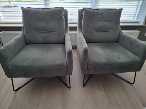 Prachtige groengrijze ribstof fauteuils van het merk Bellus