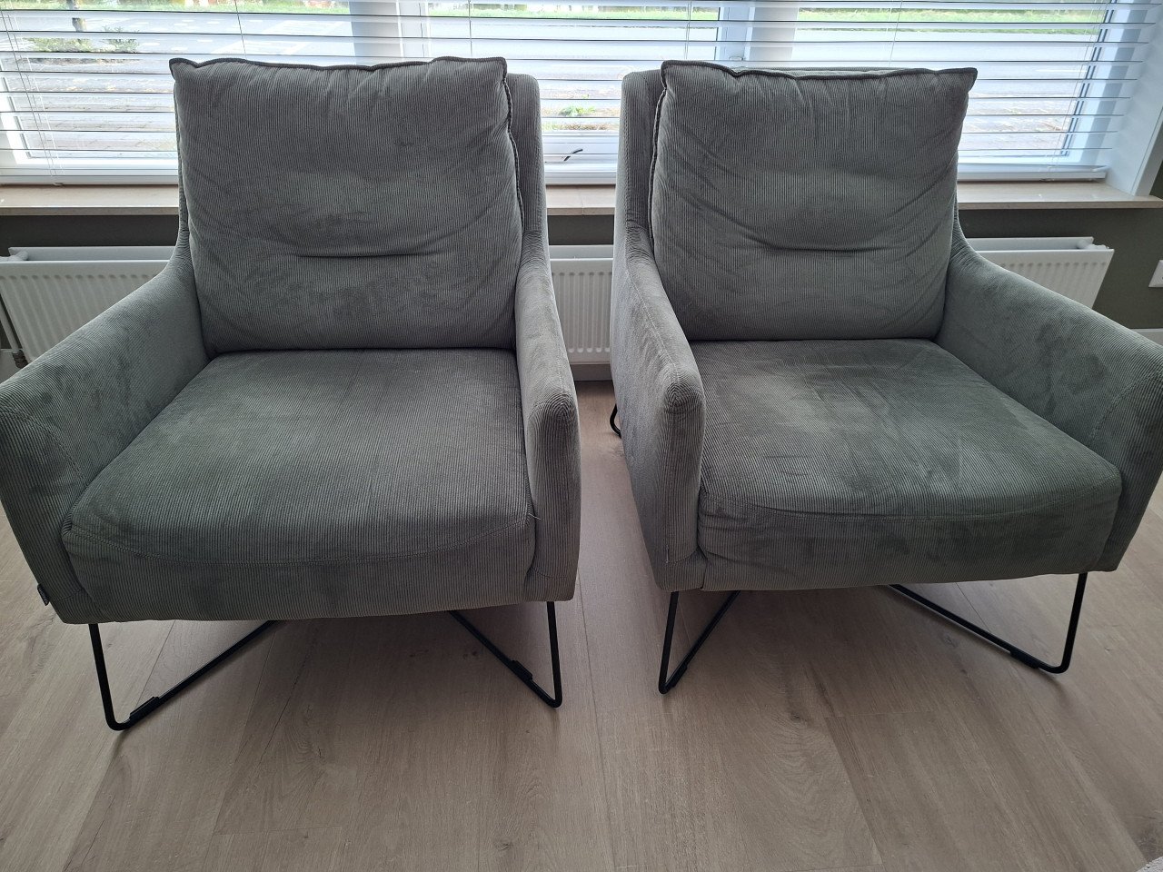 Prachtige groengrijze ribstof fauteuils van het merk Bellus