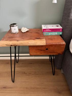 Unieke houten nachtkastjes met hairpin poten