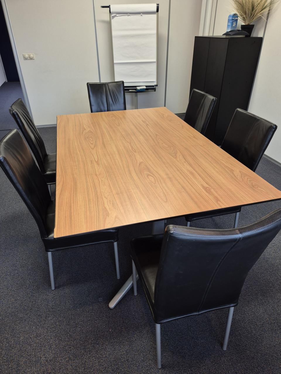 6 zwarte leren stoelen
