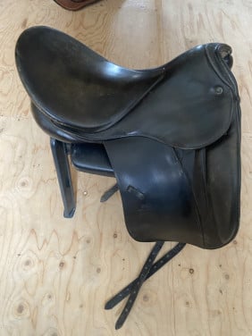 Oud dressuurzadel ter decoratie