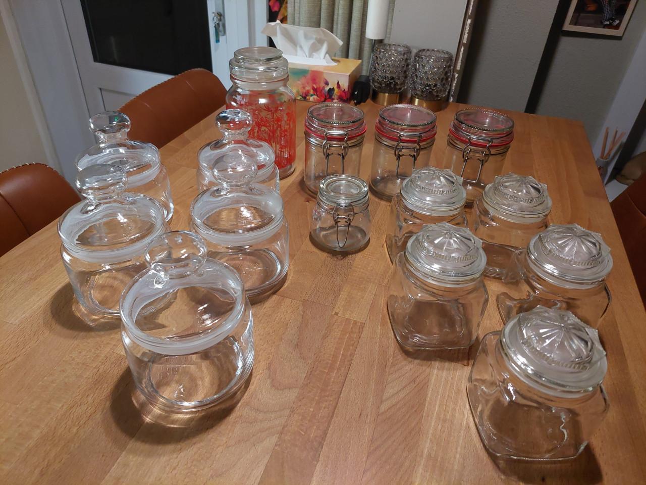 Te koop diverse glazen potjes met deksel