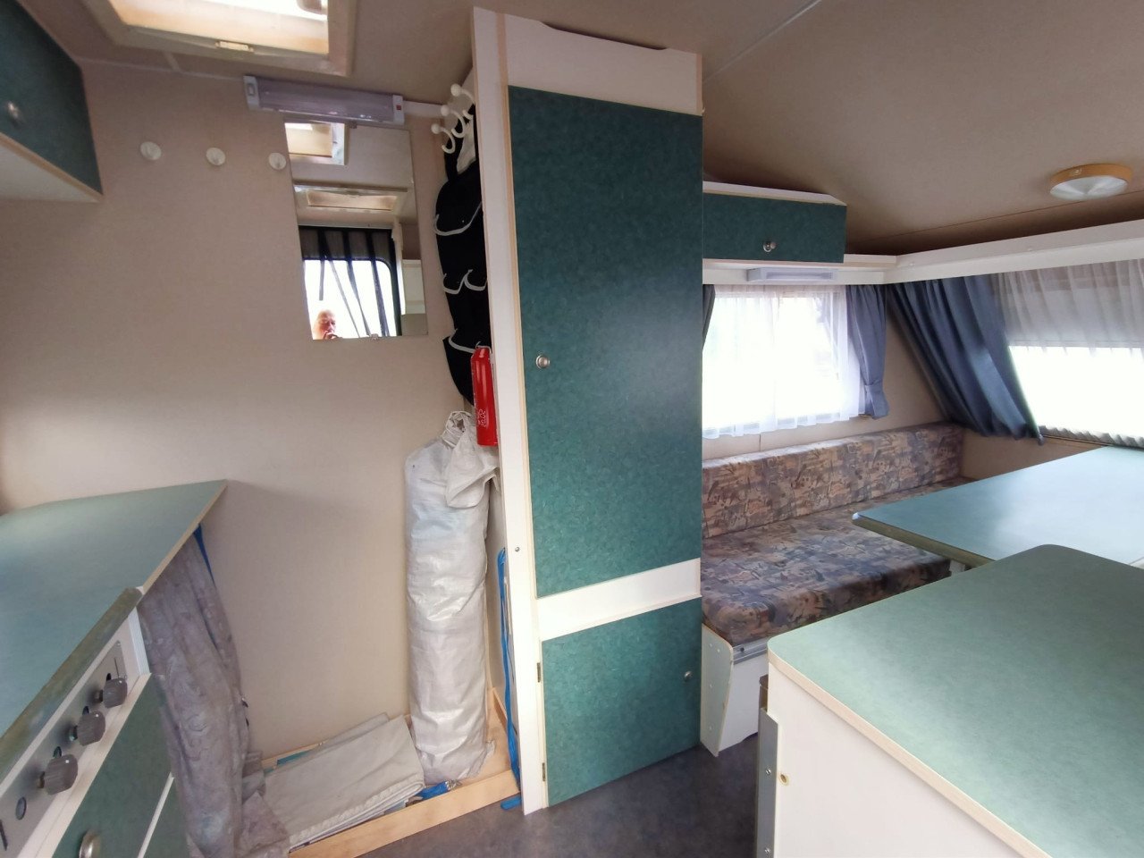 Prachtige Kip Kompakt 370 , 1995 met tent , vast toilet en raamluifels