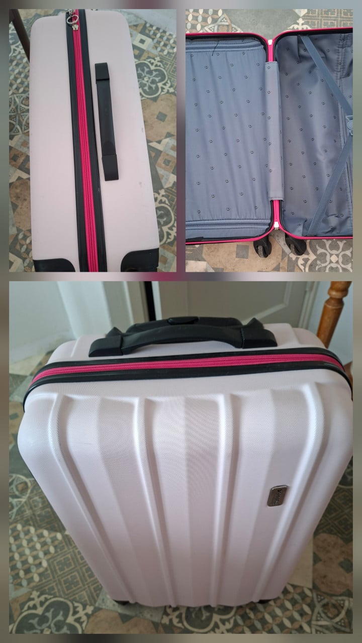 Roze reiskoffer, hgte 60 cm, brdte 45 cm, dpte 22 cm, inhoud 55 liter