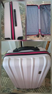 Roze reiskoffer, hgte 60 cm, brdte 45 cm, dpte 22 cm, inhoud 55 liter