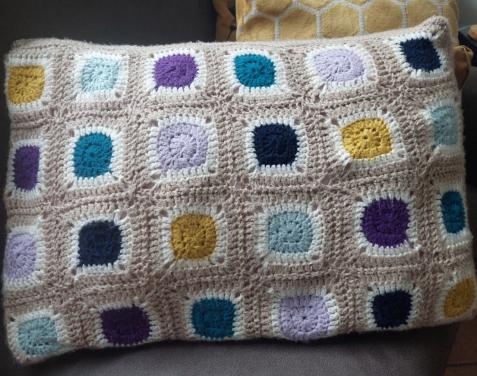 Handgemaakt gehaakt kussen beige met frisse kleuren