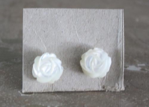 Witte kunststof rozen oorstekers